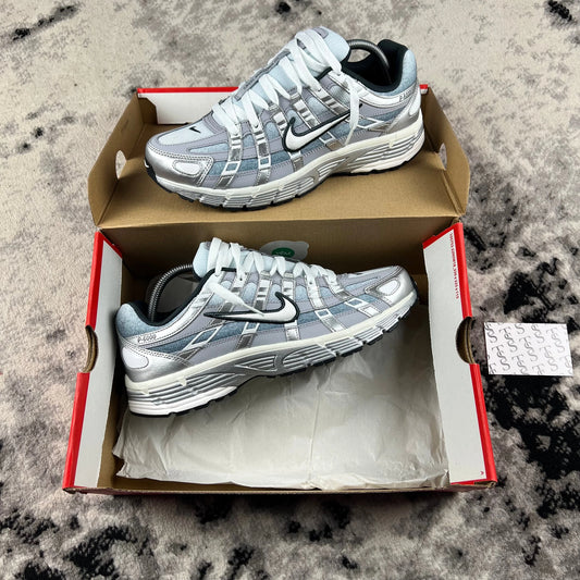 NIKE P-6000 - METALLIC / WOLF GREY